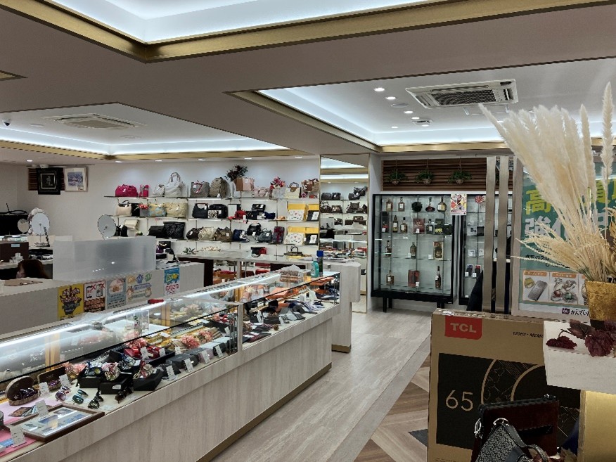 質屋かんてい局　神戸大蔵谷インター店　売場イメージ　ブランド品　貴金属　腕時計　ジュエリー　お酒