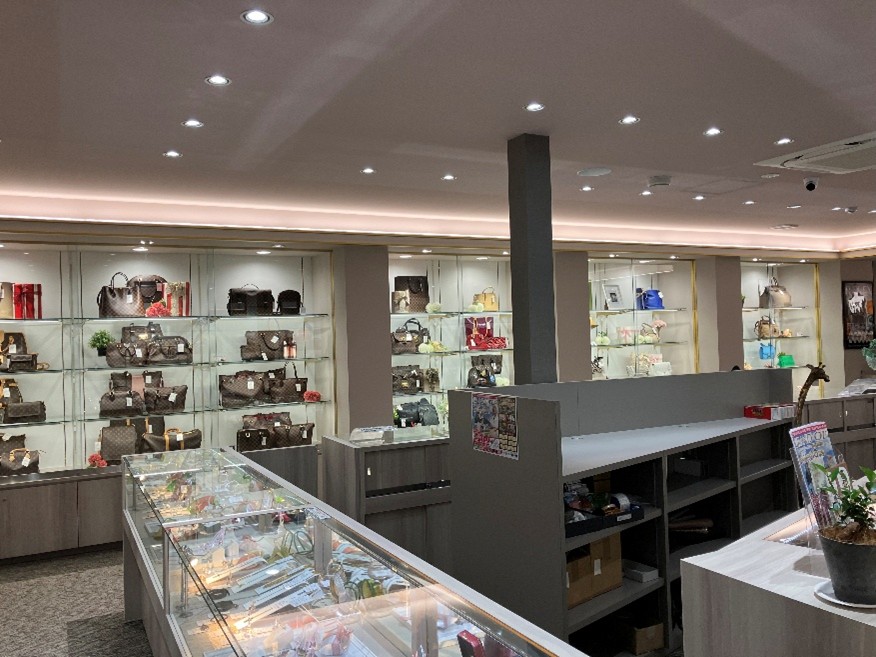 質屋かんてい局　伊丹店　売場イメージ　ブランド品　貴金属　ジュエリー　腕時計