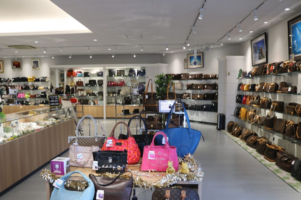 高級時計、ブランド品、明るい店舗、質屋、リユースショップ